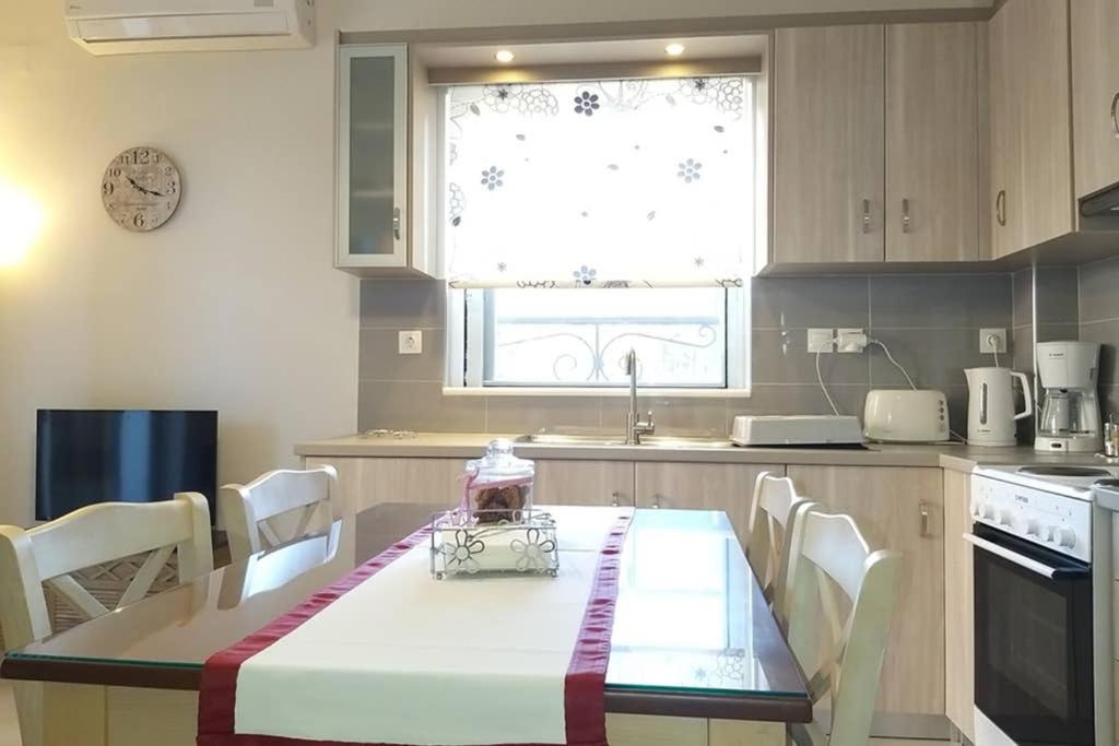 New, Bright, Cozy, Autonomous Apartment With Private Entrance And Garden, 42 M2, 5Min To The Beach And City Center Kalamata Exteriör bild