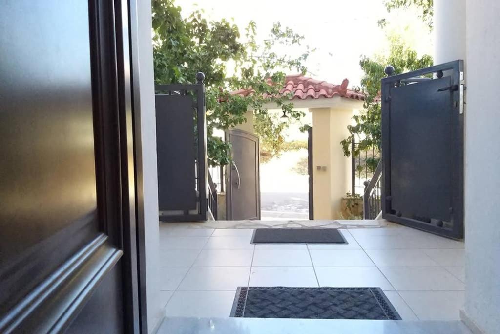New, Bright, Cozy, Autonomous Apartment With Private Entrance And Garden, 42 M2, 5Min To The Beach And City Center Kalamata Exteriör bild