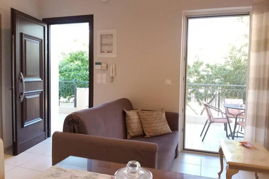 New, Bright, Cozy, Autonomous Apartment With Private Entrance And Garden, 42 M2, 5Min To The Beach And City Center Kalamata Exteriör bild