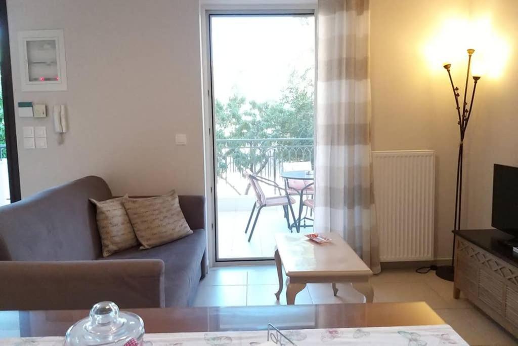 New, Bright, Cozy, Autonomous Apartment With Private Entrance And Garden, 42 M2, 5Min To The Beach And City Center Kalamata Exteriör bild