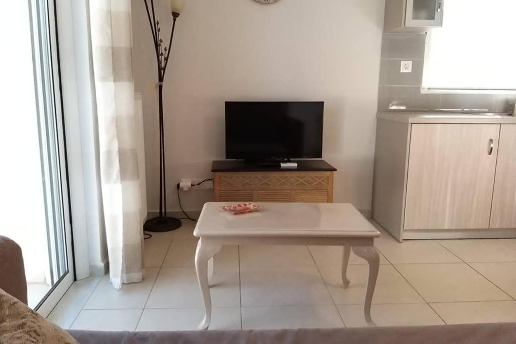 New, Bright, Cozy, Autonomous Apartment With Private Entrance And Garden, 42 M2, 5Min To The Beach And City Center Kalamata Exteriör bild