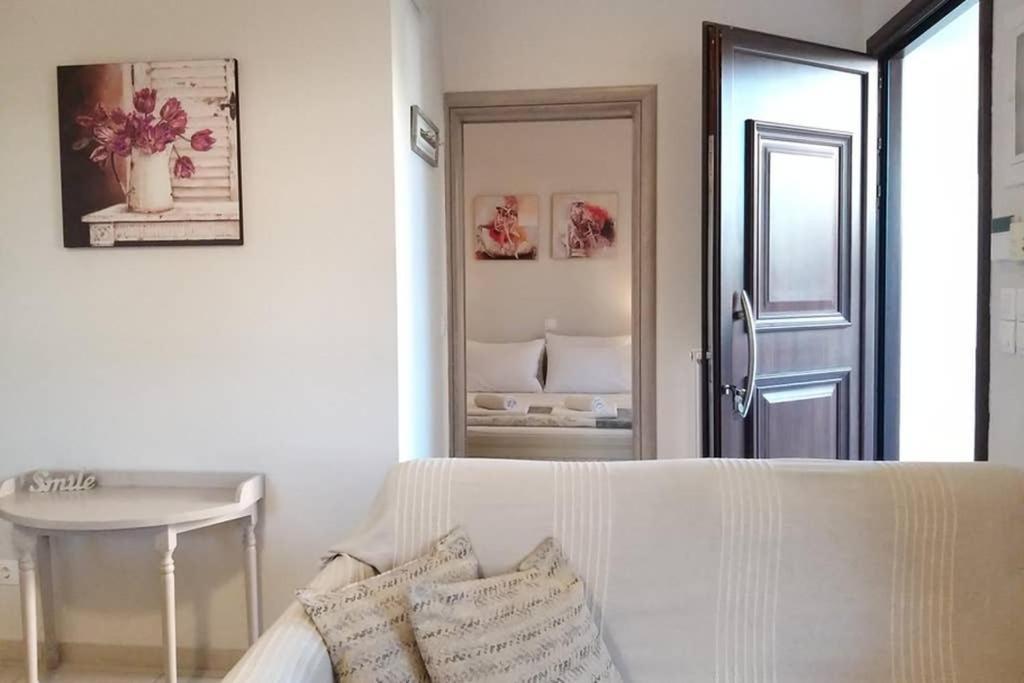New, Bright, Cozy, Autonomous Apartment With Private Entrance And Garden, 42 M2, 5Min To The Beach And City Center Kalamata Exteriör bild