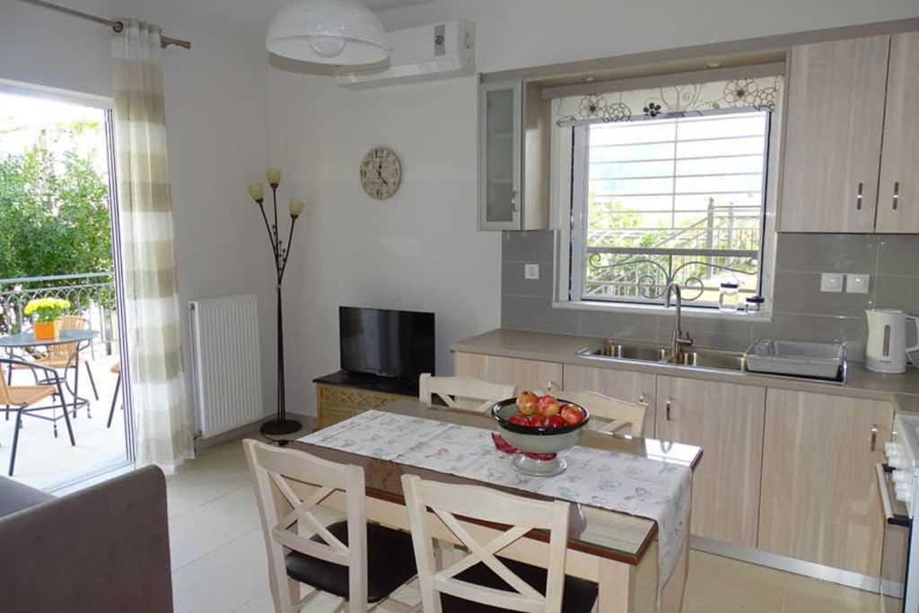 New, Bright, Cozy, Autonomous Apartment With Private Entrance And Garden, 42 M2, 5Min To The Beach And City Center Kalamata Exteriör bild