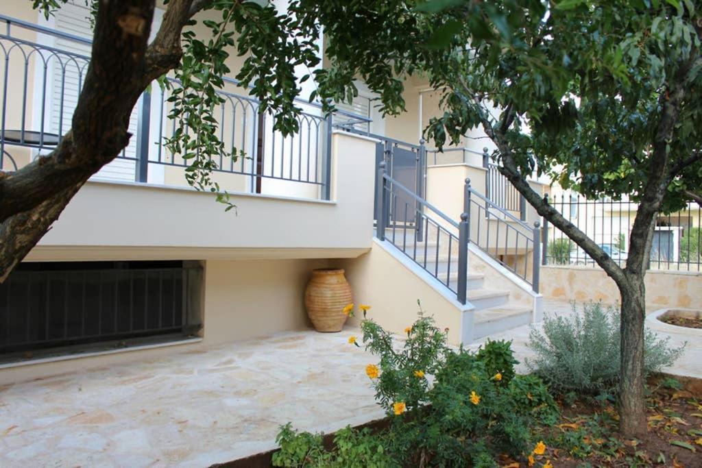 New, Bright, Cozy, Autonomous Apartment With Private Entrance And Garden, 42 M2, 5Min To The Beach And City Center Kalamata Exteriör bild