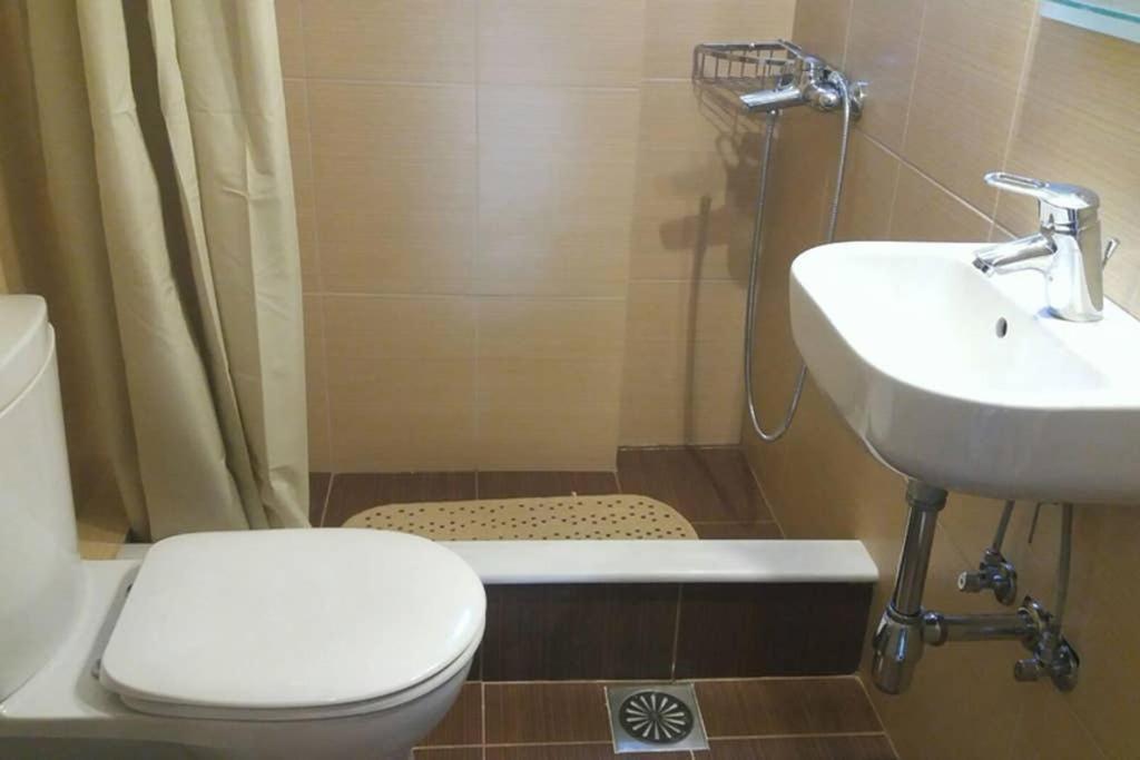 New, Bright, Cozy, Autonomous Apartment With Private Entrance And Garden, 42 M2, 5Min To The Beach And City Center Kalamata Exteriör bild