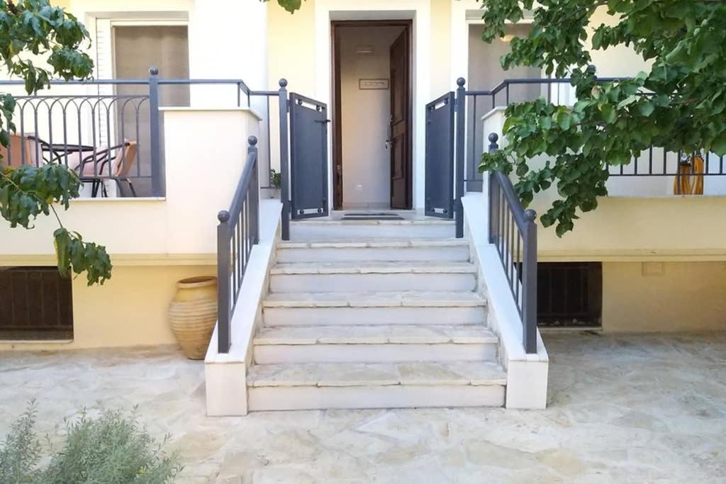 New, Bright, Cozy, Autonomous Apartment With Private Entrance And Garden, 42 M2, 5Min To The Beach And City Center Kalamata Exteriör bild